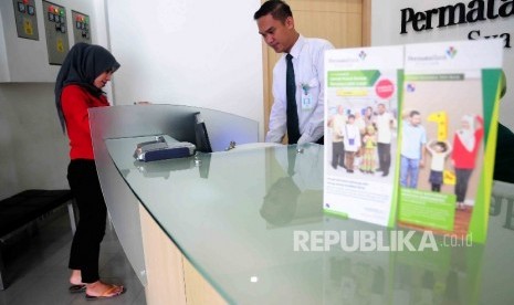 Karyawan melayani nasabah di Banking Hall PermataBank