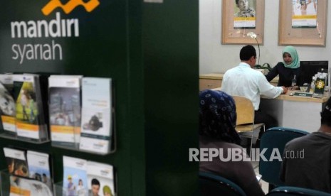 Karyawati melayani nasabah di Banking Hall Bank Syariah Mandiri, Jakarta. 