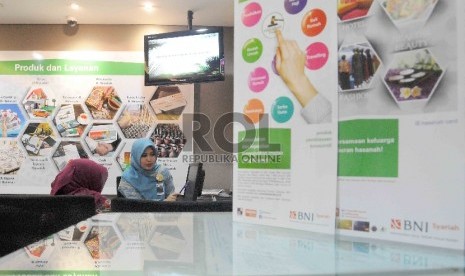 Karyawati melayani nasabah di Banking Hall BNI syariah, Jakarta, Selasa (5/1).