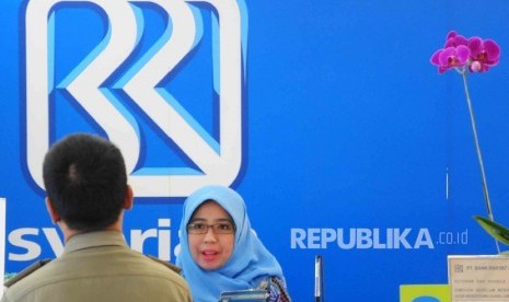  Karyawati melayani nasabah di Banking Hall BRI Syariah, Jakarta, Senin (7/3). 