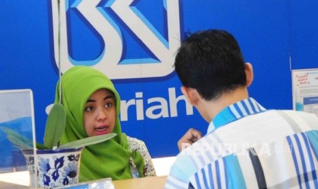 Karyawati melayani nasabah di Banking Hall BRI Syariah, Jakarta, Senin (7/3). 