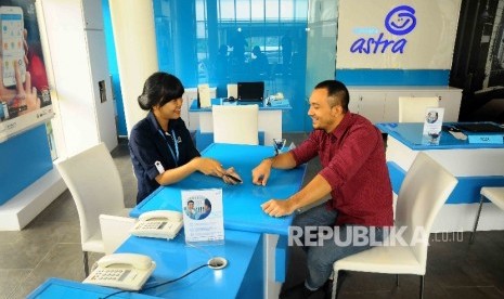  Karyawati melayani nasabah di Gedung Asuransi Astra Buana (Asuransi Astra) di Jakarta, Rabu (19/10).