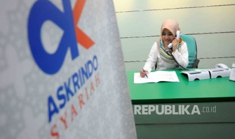 Karyawati melayani nasabah di Kantor Askrindo Syariah, Jakarta. (Republika /Agung Supriyanto )