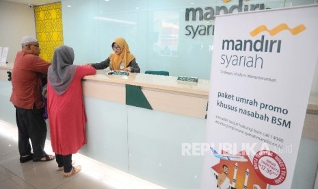  Karyawati melayani nasabah untuk melakukan pelunasan Biaya Penyelenggaraan Ibadah Haji (BPIH) di Banking Hall Bank Syariah mandiri (BSM) Cabang Mayestik, Jakarta, Senin (10/4). 