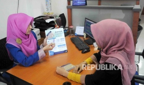 Karyawati menerangkan produk Bank Pembiayaan Rakyat Syariah (BPRS) di Gedung BPRS Al Salaam, Jakarta, Senin (9/1)