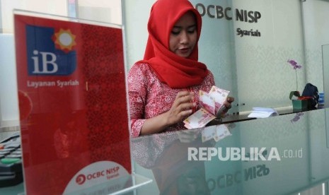 Karyawati menghitung uang di Bank OCBC NISP Syariah, Jakarta. PT Avrist Assurance (Avrist Assurance) dan Unit Usaha Syariah Bank OCBC NISP meluncurkan produk Bancassurance berbasis syariah dengan nama Syariah Amanah Optima. Kepala Unit Usaha Syariah Bank OCBC NISP, Mahendra Koesumawardhana mengatakan permintaan terhadap asuransi syariah semakin tinggi.