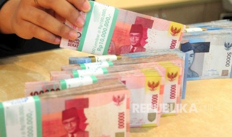 Karyawati menghitung uang di salah satu bank (ilusrtrasi)