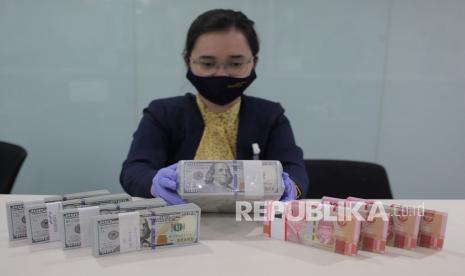 Indeks dolar melemah pada perdagangan Kamis (18/3). Direktur PT TRFX Garuda Berjangka, Ibrahim Assuaibi menyampaikan sejumlah perkembangan eksternal dan internal membuat indeks dolar AS melemah terhadap enam mata uang utama.