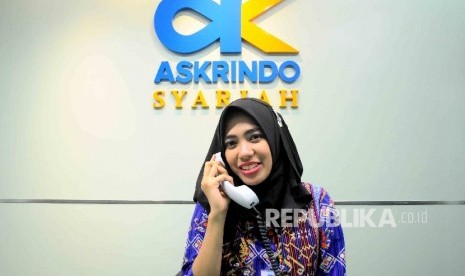 Karyawati menggunakan telepon melayani nasabah di Kantor Jaminan Pembiayaan Askrindo Syariah, Jakarta. (ilustrasi)