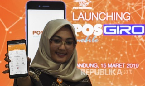 Karyawati PT Pos Indonesia menunjukkan aplikasi POSGIRO Mobile usai peluncuran POSGIRO Mobile di Kantor PT Pos Indonesia, Jalan Asia Afrika, Kota Bandung, Jumat (15/3). 