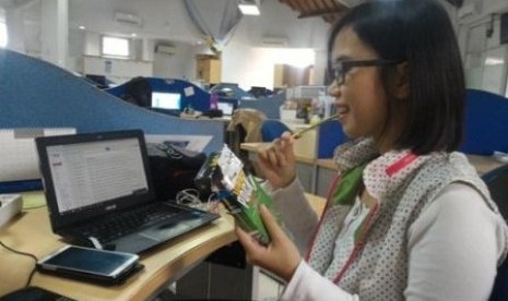 Karyawati tengah menikmati Pocky Matcha di tengah rutinitas kerja