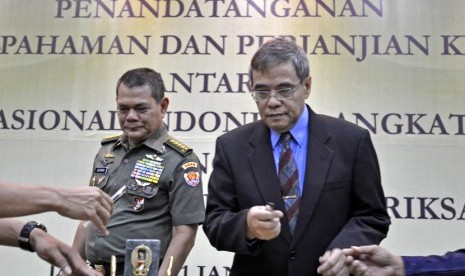 Kasad Jenderal TNI Budiman (kiri) bersama Kepala LAPAN Bambang Tejasukmana bersiap menandatangani nota kesepahaman dan perjanjian kerjasama di Mabes TNI AD, Jakarta, Selasa (21/1). 