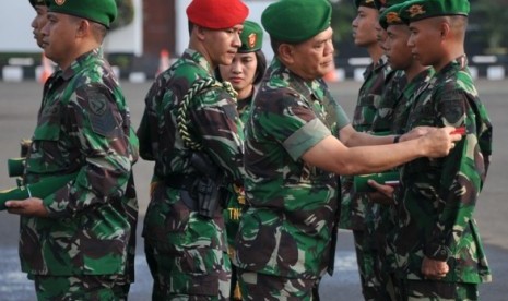 Kasad Jenderal TNI Budiman memberikan Kenaikan Pangkat Luar Biasa kepada prajurit TNI AD, Jumat (25/10)