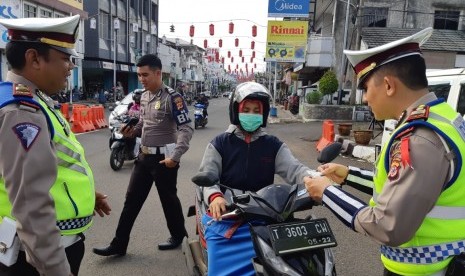 Kasat Lantas Polres Purwakarta AKP Ricky Adipratama bersama KBO Lantas Iptu Gugun Gunadi, saat menyosialisasikan program Millenial Road Safety Festival, di Jl Sudirman, Purwakarta, Rabu (16/1).