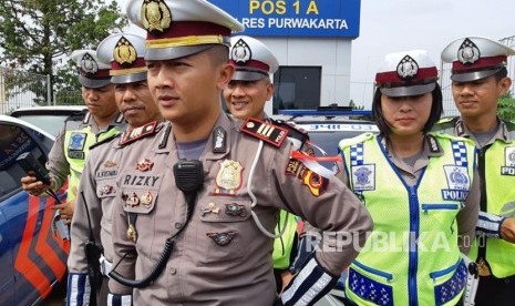 Kasat Lantas Polres Purwakarta AKP Rizky Adi Saputro, saat memaparkan daerah rawan macet dan kecelakaan di ruas jalur mudik Kabupaten Purwakarta, Rabu (16/5). 