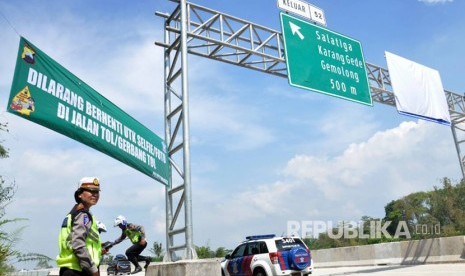 Kasat Lantas Polres Salatiga, AKP Tri Wahyuningsih memimpin pemasangan spanduk larangan selfie di area KM 51+800 tol fungsional Bawen- Salatiga, Rabu (21/6).