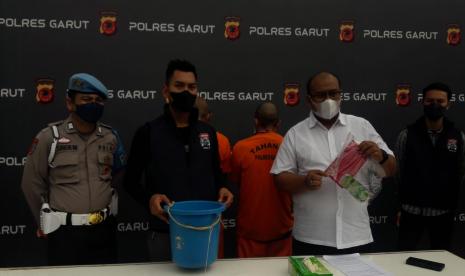 Kasat Reskrim Polres Garut, AKP Dede Sopandi, menunjukkan barang bukti saat konferensi pers terkait aksi pungli di Mapolres Garut, Selasa (22/2/2022). Dua orang yang diduga melakukan aksi pungli di kawasan wisata Cipanas Kabupaten Garut ditangkap aparat kepolisian