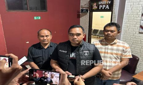 Kasat Reskrim Polres Indramayu, AKP Hillal Adi Imawan, memberikan keterangan mengenai kasus dugaan TPPO dengan modus pengantin pesanan dengan pria China, Kamis (20/2/2025). 