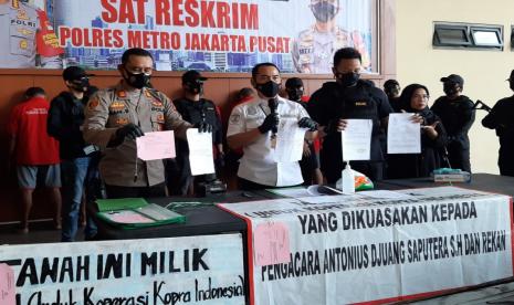 Polisi memperlihatkan barang bukti kasus mafia tanah (ilustrasi).