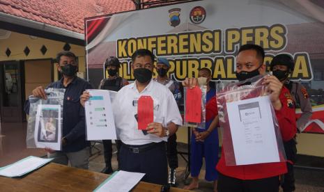 Kasat Reskrim Polres Purbalingga AKP Edi Sukamto Nyoto merilis pengungkapan prostitusi online via aplikasi Michat, Selasa (6/9/22). 