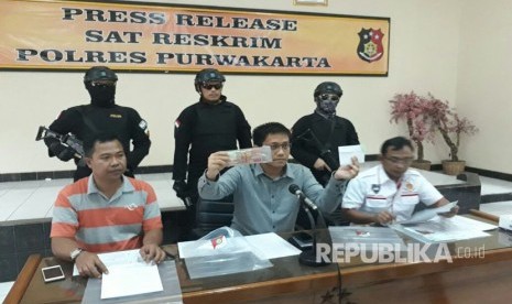 Kasat Reskrim Polres Purwakarta, AKP Agta Bhuwana Putra (tengah) gelar jumpa pers. (Ilustrasi)