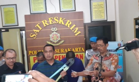 Kasat Reskrim Polresta Solo, Kompol Fadli, menunjukkan barang bukti berikut dua tersangka pencurian sekitar 500 ponsel di Mal Matahari Singosaren, dalam konferensi pers di Mapolresta Solo, Kamis (3/1).