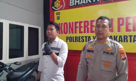  Kasat Reskrim Polresta Yogyakarta, AKP Archye Nevadha (kiri) dan Kabid Humas Polresta Yogyakarta, Timbul Sasana Raharjo (kanan), saat ungkap kasus penangkapan remaja membawa sajam, di Mapolresta Yogyakarta, Senin (30/1).