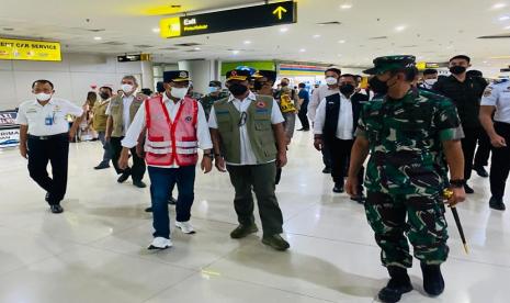  Kasatgas Penanganan Covid-19 Letjen TNI Suharyanto saat meninjau kesiapan karantina Surabaya bersama Menhub Budi Karya Sumadi dan Gubernur Jawa Timur Kofiffah Indar Parawangsa di Surabaya, Jumat (31/12). Pemerintah hari ini memastikan kesiapan karantina bagi para pelaku perjalanan dari luar negeri melalui Bandara Internasional Juanda, Surabaya.