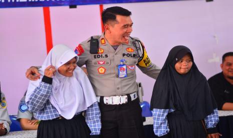 Kasatlantas Polres Brebes AKP Edi Sukamto bersama siswa SLB