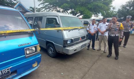  Kasatlantas Polres Semarang, AKP Dwi Himawan Chandra, dan Kepala Dishub Kabupaten Semarang, Tri Martono, melihat armada angkutan umum pelat hitam yang ditertibkan dan diamankan di Mapolres Semarang, Senin (20/2).