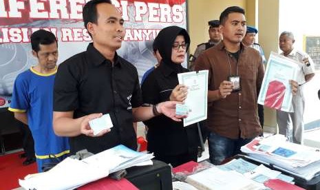 Kasatreskrim Polres Banyumas menunjukkan sejumlah barang bukti pemalsuan yang antara lain terdiri dari blanko KTP elektronik kosong dan buku nikah kosong.