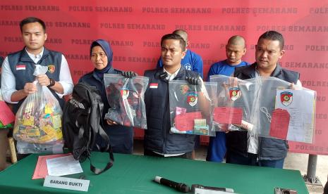  Kasatreskrim Polres Semarang, AKP Kresnawan Hussein (tengah), menunjukkan tersangka tindak pidana pencurian spesialis toko modern, yang diringkus setelah beraksi di wilayah hukum Polres Semarang saat digelar jumpa pers di Mapolres Semarang, Ungaran, Kabupaten Semarang, Kamis (15/6).