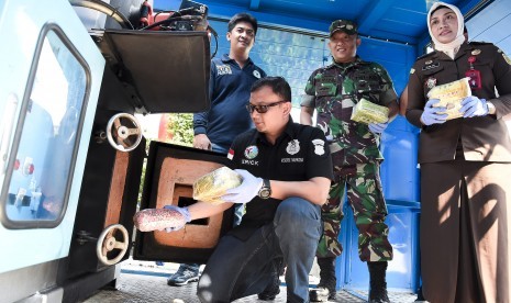 Kasatresnarkoba Polres Metro Jakarta Barat, AKBP Erick Frendriz (kedua kiri) 