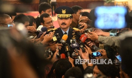 KASAU Hadi Tjahjanto menjawab pertanyaa wartawan usai pelantikan oleh Presiden Joko Widodo di Istana Negara, Jakarta, Rabu (18/1).