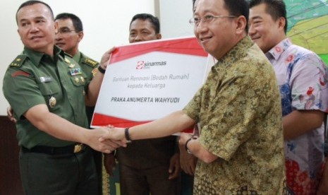 Kasdam I Bukit Barisan, Brigjend Teopan Aritonang menerima secara simbolis bantuan untuk Praka Anumerta Wahyudi dari Direktur Asia Pulp & Paper (APP) Sinar Mas, Suhendra Wiriadinata di Pekanbaru. 