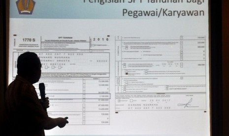 Kasi Keberatan, Banding dan Pengurangan I DJP Jawa Tengah I, Wahyudi memaparkan meteri dalam talkshow Gelar Inovasi Zakat di Hotel Candi Indah Semarang, Sabtu (14/10). Kegiatan ini merangkai peluncuran zakatpedia.com oleh IZI Jawa Tengah.