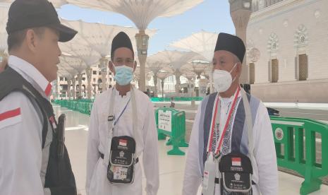  Otoritas Keamanan Masjid Nabawi Minta Jamaah RI Hindari Kerumunan. Foto:  Kasi Linjam Daker Madinah Harun Al Rasyid mengedukasi jamaah di Masjid Nabawi, Madinah, Ahad (5/6)