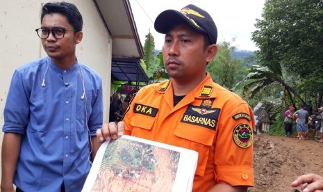 Kasiops Basarnas Jakarta Made Oka dan Danrem 061 Suryakencana Kolonel Inf M Hasan sedang memetakan lokasi pencarian korban longsor di Desa Sirna Resmi Kecamatan Cisolok Kabupaten Sukabumi Kamis (3/1).