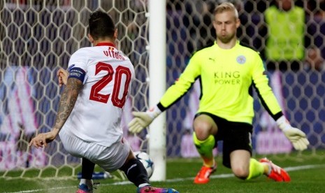 Kasper Schmeichel (kanan) menjaga gawang Leicester City dari gempuran pemain Sevilla.