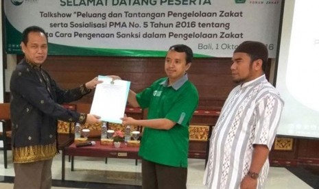 Kasubdit Pemberdayaan Lembaga Zakat Kemenag RI, Ahmad Juraidi Malkan menyerahkan SK kepada Direktur Dompet Sosial Madani (DSM) Bali, Andy Krisna sebagai LAZ tingkat provinsi (Ilustrasi)