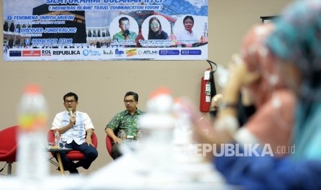 Kasubdit Pembinaan Haji dan Umroh Kemenag M Arfi Hatim (kiri) bersama Direktur Pengkajian dan Kebijakan Komisi Pengawas Persaingan Usaha (KPPU) Taufik Ahmad menjadi narasumber saat silaturahim bulanan IITCF di Jakarta, Sabtu (11/2). Silaturahim bulanan itu membahas fenomena umrah murah.