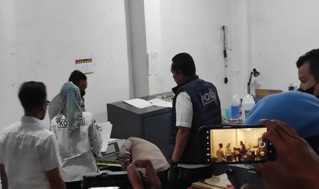 Polisi membongkar percetakan yang membuat uang palsu di wilayah Sukoharjo, Selasa (1/11/2022).