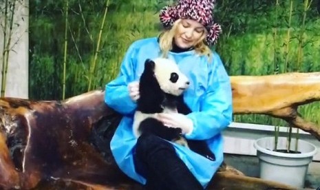 Kate Hudson dan bayi panda