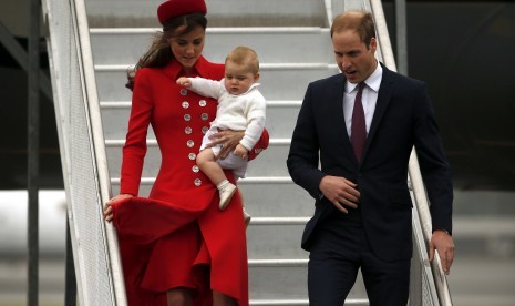 Kate menggendong George bersama Pangeran William saat tiba di Selandia Baru.