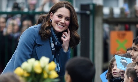 Kate Middleton. Kate Middleton memiliki tiga anak dari pernikahannya dengan pewaris takhta Britania Raya, Pangeran William.