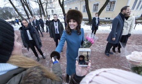 Kate Middleton bermantel hijau toska saat kunjungannya ke Oslo, Norwegia.