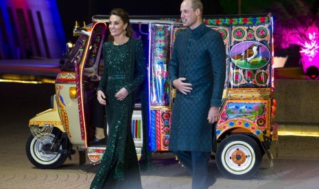 Kate Middleton dan Pangeran William saat kunjungan ke Islamabad, Pakistan. Pangeran William dan Kate akan kunjungi wilayah kebakaran di Australia.