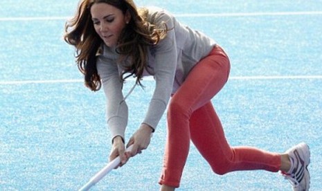 Kate Middleton dengan jeans pink