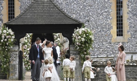 Kate Middleton (kanan) memandang adiknya Pippa Middleton yang baru menikah dengan James Matthews.