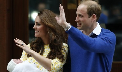 Kate Middleton (kiri) dan Pangeran William (kanan) saat meninggalkan rumah sakit St Mary's usai kelahiran anak kedua mereka